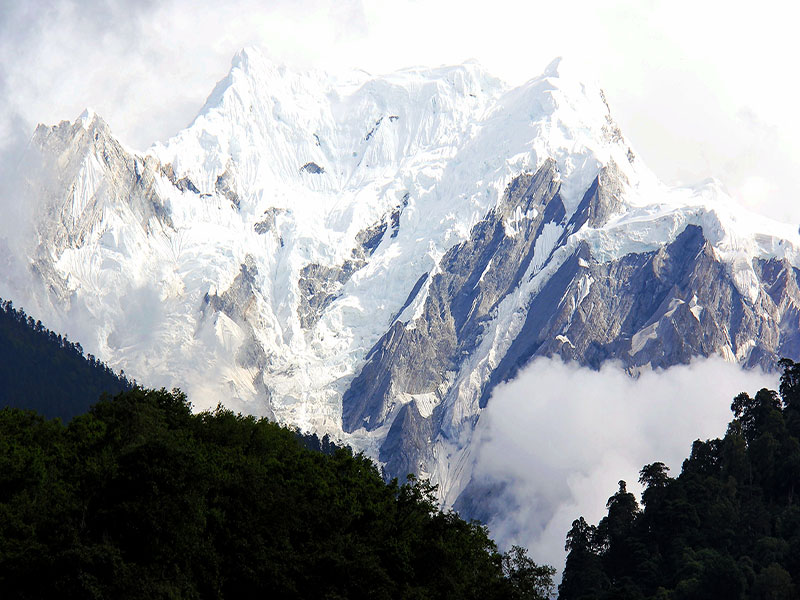 四姑娘山全景雙溝二日游，贈(zèng)送臥龍熊貓遺址愽物館，贈(zèng)送嘉絨土司官寨